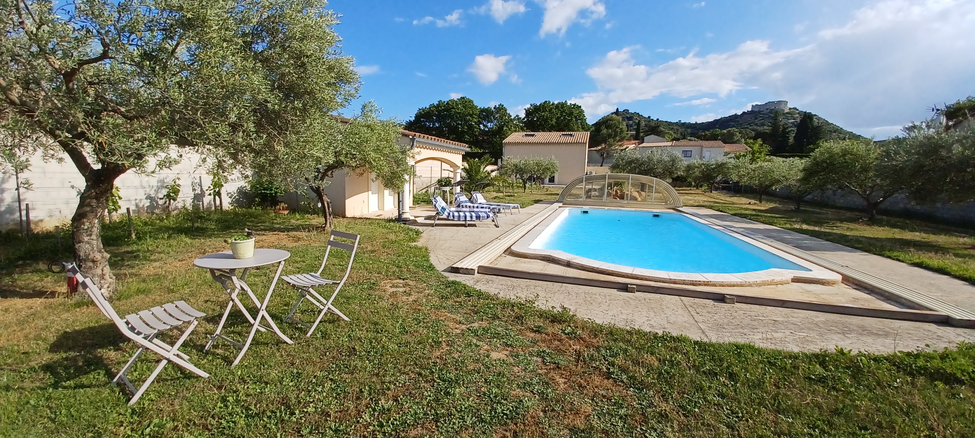 Extérieur avec la piscine